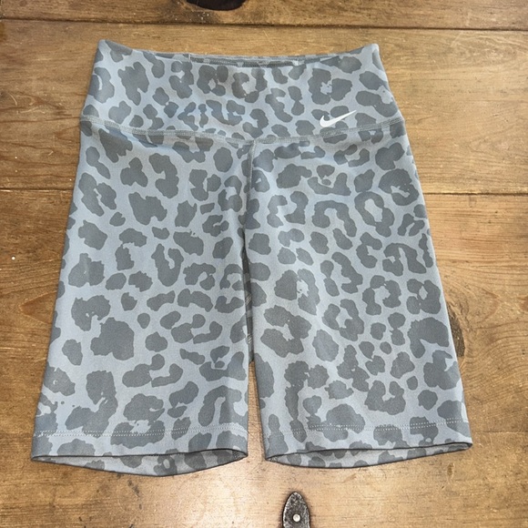 Nike Dri-FIT Gray Camo Biker Shorts Size XSmall - Picture 1 of 5
